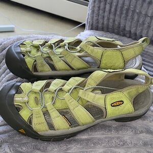 KEEN LIME GREEN SZ 11 FISHERMAN SANDALS